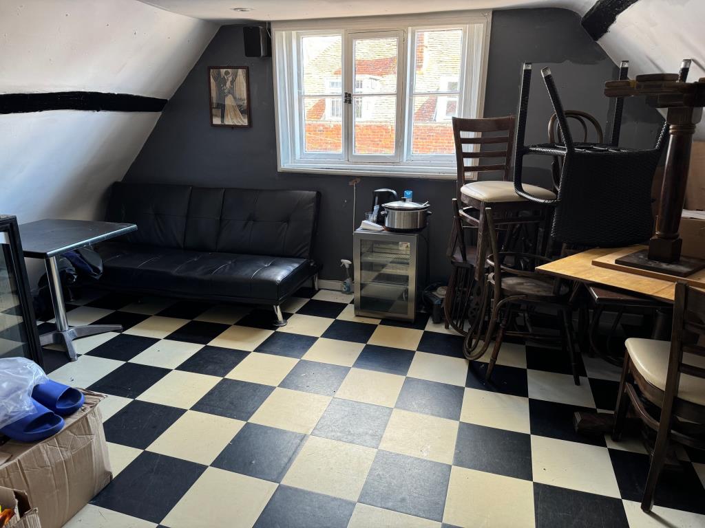 Lot: 77 - FREEHOLD CITY CENTRE COMMERCIAL INVESTMENT - Second floor room front